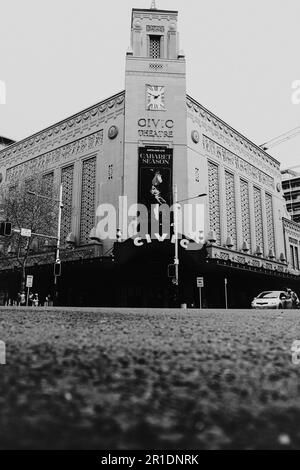 Una verticale del teatro civico di Auckland, Nuova Zelanda in scala di grigi Foto Stock