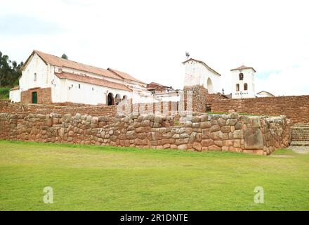 La Chiesa coloniale di Chinchero o Iglesia Colonial de Chinchero sulla collina del villaggio di Chinchero, la Valle Sacra degli Inca, Cuzco, Perù, Sou Foto Stock