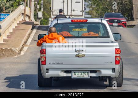 THAILANDIA, 21 2023 GENNAIO, i monaci buddisti sono in auto in un pick up Foto Stock