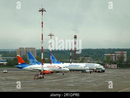 MOSCA, RUSSIA - il 1th maggio 2023: Aereo Sukhoi Superjet 100-95 di Azimut e Boeings di Pobeda bassa montagne russe nel campo aereo dell'aeroporto di Vnukovo Foto Stock