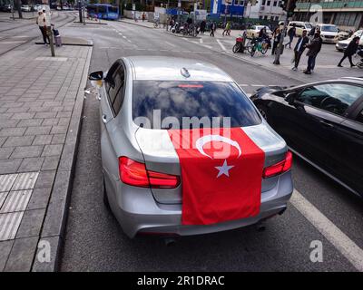 13 maggio 2023, Monaco, Baviera, Germania: Come segno del potenziale punto di infiammabilità per venire in città dopo le elezioni turche sono ufficialmente chiuse, un pilota turco in una BMW coperto le sue targhe e durante il traffico pesante su strade piccole corse intorno a velocità estremamente elevate, corse luci rosse, ha fatto esplodere il suo corno costantemente, e spun le sue gomme. I residenti temono la distruzione, trascinano le corse creando situazioni pericolose e incidenti mortali. I celebranti turchi sembrano essere preparati coprendo le loro targhe. (Credit Image: © Sachelle Babbar/ZUMA Press Wire) SOLO PER USO EDITORIALE! Non per C Foto Stock