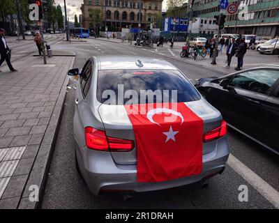 13 maggio 2023, Monaco, Baviera, Germania: Come segno del potenziale punto di infiammabilità per venire in città dopo le elezioni turche sono ufficialmente chiuse, un pilota turco in una BMW coperto le sue targhe e durante il traffico pesante su strade piccole corse intorno a velocità estremamente elevate, corse luci rosse, ha fatto esplodere il suo corno costantemente, e spun le sue gomme. I residenti temono la distruzione, trascinano le corse creando situazioni pericolose e incidenti mortali. I celebranti turchi sembrano essere preparati coprendo le loro targhe. (Credit Image: © Sachelle Babbar/ZUMA Press Wire) SOLO PER USO EDITORIALE! Non per C Foto Stock