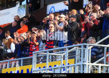 Dundee, Scozia, Regno Unito. 13th maggio 2023; Tannadice Park, Dundee, Scozia: Scottish Premiership Football, Dundee United contro Ross County; i tifosi della contea di Ross festeggiano la loro vittoria Credit: Action Plus Sports Images/Alamy Live News Foto Stock