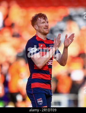 Dundee, Scozia, Regno Unito. 13th maggio 2023; Tannadice Park, Dundee, Scozia: Scottish Premiership Football, Dundee United contro Ross County; Simon Murray della Ross County applaude i fan alla fine della partita credito: Action Plus Sports Images/Alamy Live News Foto Stock