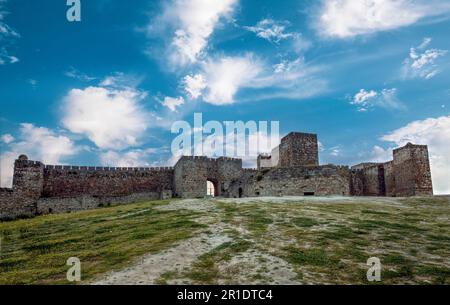 Vista panoramica del castello di Trujillo in pietra scura, a Caceres, Estremadura, Spagna Foto Stock