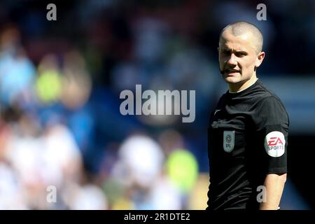 Bolton, Regno Unito. 13th maggio, 2023. L'arbitro Andrew Kitchen guarda. EFL Skybet Football League One Play Off semi final, 1st leg match, Bolton Wanderers / Barnsley presso lo stadio dell'Università di Bolton a Bolton, Lancs sabato 13th maggio 2023. Questa immagine può essere utilizzata solo per scopi editoriali. Solo per uso editoriale, foto di Chris Stading/Andrew Orchard sports photography/Alamy Live news Credit: Andrew Orchard sports photography/Alamy Live News Foto Stock
