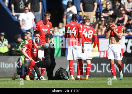 Bolton, Regno Unito. 13th maggio, 2023. Slobodan Tedic di Barnsley riceve il trattamento. EFL Skybet Football League One Play Off semi final, 1st leg match, Bolton Wanderers / Barnsley presso lo stadio dell'Università di Bolton a Bolton, Lancs sabato 13th maggio 2023. Questa immagine può essere utilizzata solo per scopi editoriali. Solo per uso editoriale, foto di Chris Stading/Andrew Orchard sports photography/Alamy Live news Credit: Andrew Orchard sports photography/Alamy Live News Foto Stock