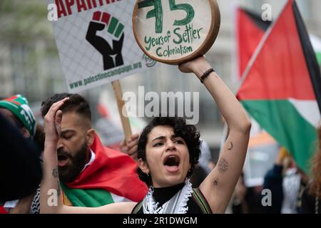 Londra, Regno Unito. 13 maggio, 2023. Marcia di solidarietà e raduno per la Palestina nel 75th° anniversario della Nakba, o 'catastrofe', che ha visto la distruzione della patria palestinese e lo sfollamento degli arabi palestinesi. I sostenitori della protesta includevano la Campagna di solidarietà della Palestina, gli amici di al Aqsa e la Coalizione di Stop the War. Credit: Ron Fassbender/Alamy Live News Foto Stock