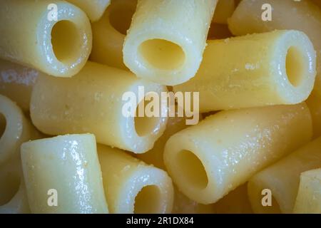 Primi piatti di rigatoni cotti. Foto Stock