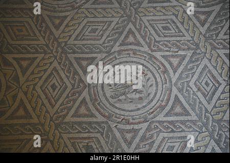 Mosaico romano sul pavimento del Peristilio a Villa Romana del Casale in Piazza Armerina Sicilia. Foto Stock