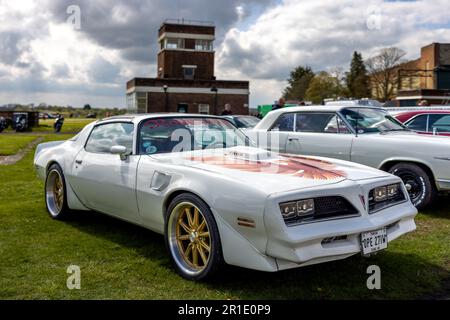 1979 Pontiac Firebird ‘OPE 271W’ in mostra allo Scramble di aprile tenutosi presso il Bicester Heritage Center il 23 aprile 2023. Foto Stock