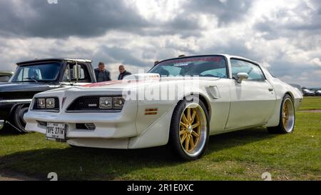 1979 Pontiac Firebird ‘OPE 271W’ in mostra allo Scramble di aprile tenutosi presso il Bicester Heritage Center il 23 aprile 2023. Foto Stock