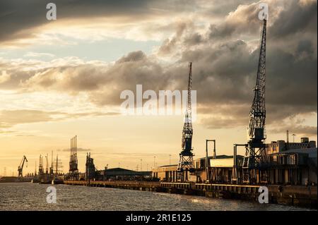 SOUTHAMPTON, HAMPSHIRE, Regno Unito - 26 APRILE 2009: Southampton Western Docks al tramonto con le nuvole drammatiche Foto Stock