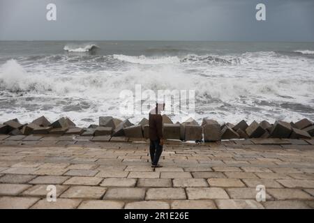 Teknaf, Bangladesh. 13th maggio, 2023. Un uomo è in piedi sulla riva del mare durante il segnale di pericolo numero 10 a causa del ciclone Mocha a Teknaf, Bangladesh il 13 maggio 2023. (Credit Image: © Md Rakibul Hasan/ZUMA Press Wire) SOLO PER USO EDITORIALE! Non per USO commerciale! Foto Stock