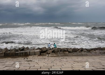 Teknaf, Bangladesh. 13th maggio, 2023. La tempesta ciclonica molto grave Mocha sopra la baia centrale orientale e l'area adiacente si è spostata nord-nord-est e si è intensificata oltre la stessa area. È probabile che si intensifichi ulteriormente, si sposta in una direzione nord-nord-ovest e attraversa la costa di Cox Bazar-Myanmar Nord tra le 6:6 e le 17:00 di Domenica (14 maggio), Secondo il Dipartimento metrologico del Bangladesh. (Credit Image: © Md Rakibul Hasan/ZUMA Press Wire) SOLO PER USO EDITORIALE! Non per USO commerciale! Foto Stock