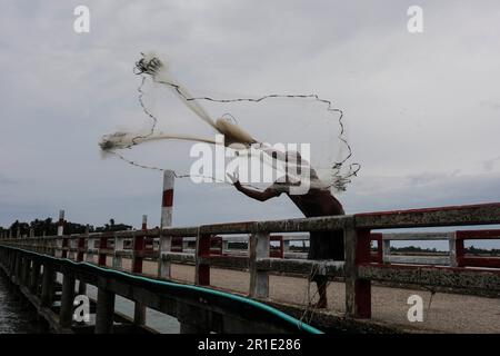 Teknaf, Bangladesh. 13th maggio, 2023. Un uomo pesca con una rete durante il segnale di pericolo numero 10 a causa del ciclone Mocha a Teknaf, Bangladesh il 13 maggio 2023. (Credit Image: © Md Rakibul Hasan/ZUMA Press Wire) SOLO PER USO EDITORIALE! Non per USO commerciale! Foto Stock