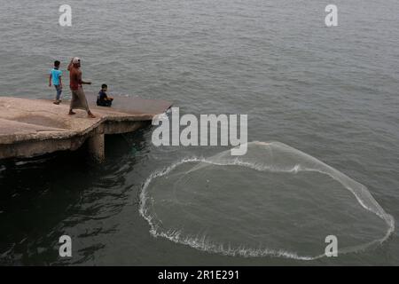 Teknaf, Bangladesh. 13th maggio, 2023. Un uomo pesca con una rete durante il segnale di pericolo numero 10 a causa del ciclone Mocha a Teknaf, Bangladesh il 13 maggio 2023. (Credit Image: © Md Rakibul Hasan/ZUMA Press Wire) SOLO PER USO EDITORIALE! Non per USO commerciale! Foto Stock