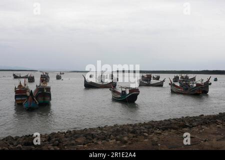 Teknaf, Bangladesh. 13th maggio, 2023. Barche da pesca ancorate sulla riva del mare durante il segnale di pericolo numero 10 a causa del ciclone Mocha a Teknaf, Bangladesh il 13 maggio 2023. (Credit Image: © Md Rakibul Hasan/ZUMA Press Wire) SOLO PER USO EDITORIALE! Non per USO commerciale! Foto Stock