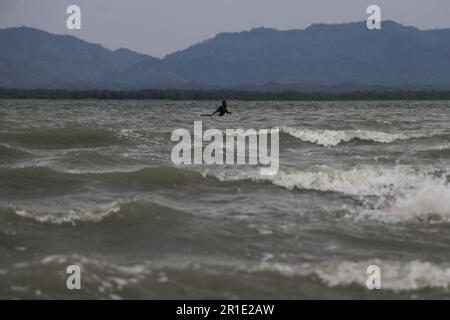 Teknaf, Bangladesh. 13th maggio, 2023. Un uomo pesca con un fiume nan nan durante il segnale di pericolo numero 10 a causa del ciclone Mocha a Teknaf, Bangladesh il 13 maggio 2023. (Credit Image: © Md Rakibul Hasan/ZUMA Press Wire) SOLO PER USO EDITORIALE! Non per USO commerciale! Foto Stock