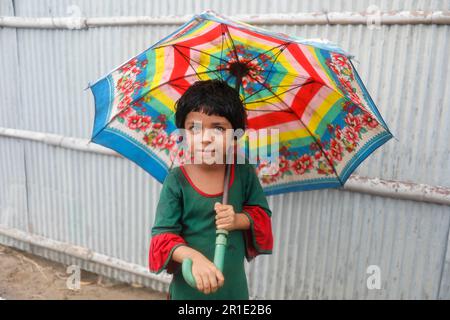 Teknaf, Bangladesh. 13th maggio, 2023. I bambini posano per le immagini durante il segnale di pericolo numero 10 causato dalla tempesta cliclonica a Teknaf, Bangladesh, il 13 maggio 2023. Il ciclone è probabile che si sposti in direzione nord-nord-ovest e attraversi la costa di Bazar-Myanmar nord di Teknaf-Cox tra le 6:6 e le 18:00 di domenica (14 maggio), Secondo il Dipartimento metrologico del Bangladesh. (Credit Image: © Md Rakibul Hasan/ZUMA Press Wire) SOLO PER USO EDITORIALE! Non per USO commerciale! Foto Stock