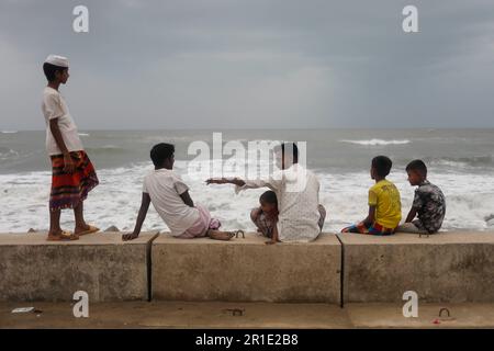 Teknaf, Bangladesh. 13th maggio, 2023. La gente è seduta in riva al mare durante il segnale di pericolo numero 10 a causa del ciclone Mocha a Teknaf, Bangladesh il 13 maggio 2023. (Credit Image: © Md Rakibul Hasan/ZUMA Press Wire) SOLO PER USO EDITORIALE! Non per USO commerciale! Foto Stock