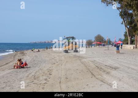 Pulizia della spiaggia con un trattore, aguadulce, almeria, spagna Foto Stock