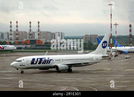 MOSCA, RUSSIA - 1th maggio 2023: Boeing 737-800 di UTair nell'aeroporto internazionale di Vnukovo sul campo aerodinamico che si prepara a volare in giornata nuvolosa Foto Stock