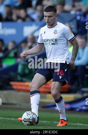 Bolton, Greater Manchester, Regno Unito. 13th maggio 2023;University of Bolton Stadium, Bolton, Greater Manchester, England; League One Play Off Football, semi Final, First leg, Bolton Wanderers contro Barnsley; Aaron Morley di Bolton Wanderers controlla la palla credito: Action Plus Sports Images/Alamy Live News Foto Stock