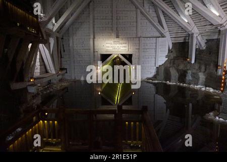 Un lago sottomarino che conduce alla Grotta Josef Pilsudski nella miniera di sale di Wieliczka, Cracovia, Polonia Foto Stock