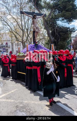 I membri dell'Hermandad Universitaria del Santísimo Cristo de la Luz portano una statua durante una processione di Semana Santa a Valladolid, Spagna Foto Stock