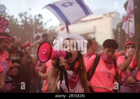 Tel Aviv, Israele. 15th maggio, 2023. Un manifestante canta slogan durante una manifestazione contro il governo di destra israeliano a Tel Aviv. Credit: Ilia Yefimovich/dpa/Alamy Live News Foto Stock