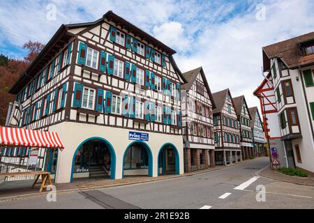 Case tradizionali tedesche a graticcio nella Main Street dello storico villaggio di Schiltach nella Foresta Nera, in Germania. Foto Stock