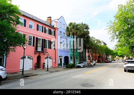 2023 update,2023, Rainbow Row è il nome di una serie di tredici case storiche colorate a Charleston, South Carolina. Foto Stock