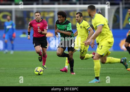 Milano, Italia. 13th maggio, 2023. Armand Lauriente di noi Sassuolo controlla la palla durante la Serie A match tra FC Internazionale e noi Sassuolo allo Stadio Giuseppe Meazza il 13 2023 maggio a Milano Italia . Credit: Marco Canoniero/Alamy Live News Foto Stock