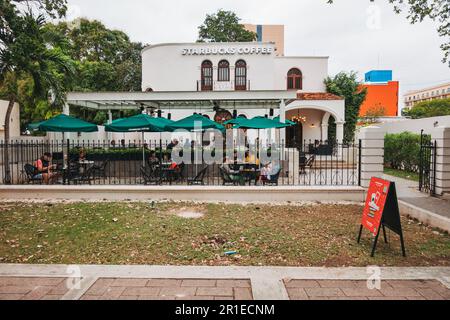 Una caffetteria Starbucks situata in una casa coloniale nella città messicana di Merida, nello Yucatan Foto Stock