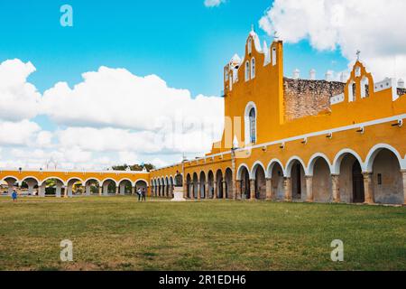 Il convento di San Antonio de Padova del XVI secolo a Izamal, Messico, nota anche come "città gialla" Foto Stock