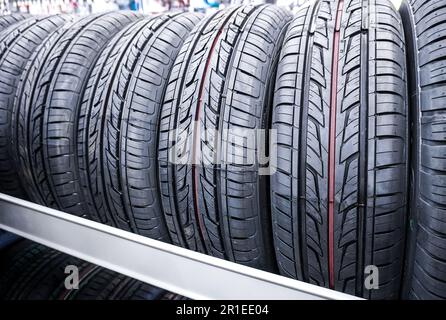 Samara, Russia - 21 aprile 2023: Nuovi pneumatici estivi impilati per la vendita in un supermercato Foto Stock