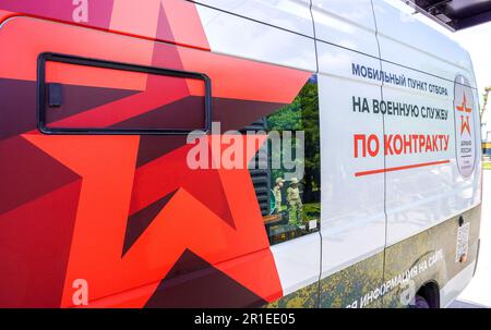 Samara, Russia - 13 maggio 2023: Punto di selezione mobile per il servizio militare in base ad un contratto per l'esercito russo Foto Stock