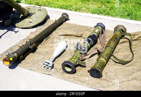 Samara, Russia - 13 maggio 2023: Vari lanciagranate anticarro. Lanciarazzi anticarro usa e getta. Armi militari di protezione Foto Stock