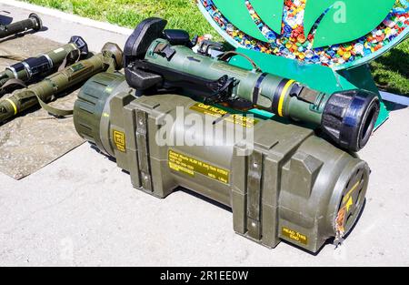 Samara, Russia - 13 maggio 2023: Missile guidato usato NLAW anti-lanciarazzi in mostra all'aperto Foto Stock