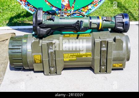 Samara, Russia - 13 maggio 2023: Missile guidato usato NLAW anti-lanciarazzi in mostra all'aperto Foto Stock