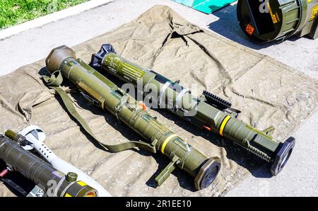 Samara, Russia - 13 maggio 2023: Vari lanciagranate anticarro. Lanciarazzi anticarro usa e getta. Armi militari di protezione Foto Stock