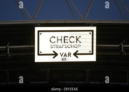 UTRECHT - video assistente arbitro (VAR) durante la partita olandese della Premier League tra il FC Utrecht e la RKC Waalwijk allo stadio Galgenwaard il 13 maggio 2023 a Utrecht, Paesi Bassi. ANP BART STOUTJESDYK Foto Stock
