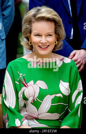 Brussel, Belgio. 13th maggio, 2023. Regina Mathilde del Belgio al dominio reale di Laeken a Brussel, il 13 maggio 2023, per partecipare ad un Garden Party con 600 belgi provenienti da tutto il paese, in occasione del decimo anniversario di King Filip Kingship Credit: Albert Nieboer/Netherlands OUT/Point de Vue OUT/dpa/Alamy Live News Foto Stock