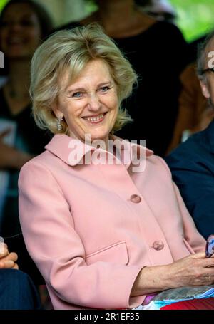 Brussel, Belgio. 13th maggio, 2023. Principessa Astrid del Belgio al dominio reale di Laeken a Brussel, il 13 maggio 2023, per partecipare ad un Garden Party con 600 belgi provenienti da tutto il paese, in occasione del decimo anniversario di King Filip Kingship Credit: Albert Nieboer/Netherlands OUT/Point de Vue OUT/dpa/Alamy Live News Foto Stock