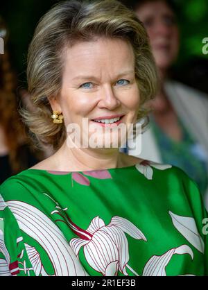 Brussel, Belgio. 13th maggio, 2023. Regina Mathilde del Belgio al dominio reale di Laeken a Brussel, il 13 maggio 2023, per partecipare ad un Garden Party con 600 belgi provenienti da tutto il paese, in occasione del decimo anniversario di King Filip Kingship Credit: Albert Nieboer/Netherlands OUT/Point de Vue OUT/dpa/Alamy Live News Foto Stock