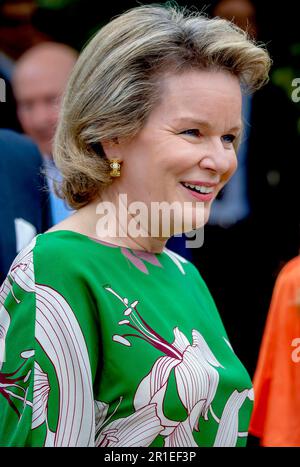 Brussel, Belgio. 13th maggio, 2023. Regina Mathilde del Belgio al dominio reale di Laeken a Brussel, il 13 maggio 2023, per partecipare ad un Garden Party con 600 belgi provenienti da tutto il paese, in occasione del decimo anniversario di King Filip Kingship Credit: Albert Nieboer/Netherlands OUT/Point de Vue OUT/dpa/Alamy Live News Foto Stock