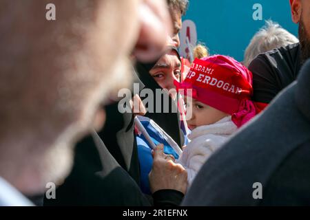 Kasimpasa, Istanbul, Turchia. 13th maggio, 2023. I sostenitori di Recep Tayyip Erdogan, presidente della Turchia e candidato alla presidenza sono presenti al rally della campagna elettorale a Kasimpasa di Istanbul, in vista delle elezioni generali turche del dateÂ MayÂ 14,Â 2023 (Credit Image: © Tolga Uluturk/ZUMA Press Wire) SOLO PER USO EDITORIALE! Non per USO commerciale! Credit: ZUMA Press, Inc./Alamy Live News Foto Stock