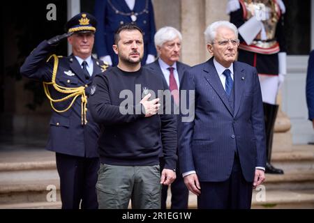 Roma, Italia. 13th maggio, 2023. Il presidente ucraino Volodymyr Zelenskyy (L) è accolto dal presidente italiano Sergio Mattarella (R) con una cerimonia ufficiale nel palazzo presidenziale del Quirinale, a Roma, sabato 13 maggio 2023, a Città del Vaticano. Foto del Presidente ucraino Ufficio Stampa/UPI. Credit: UPI/Alamy Live News Foto Stock