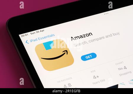 App amazon visualizzata in App Store sullo schermo dell'ipad. Messa a fuoco selettiva. Stafford, Regno Unito, 6 maggio 2023 Foto Stock